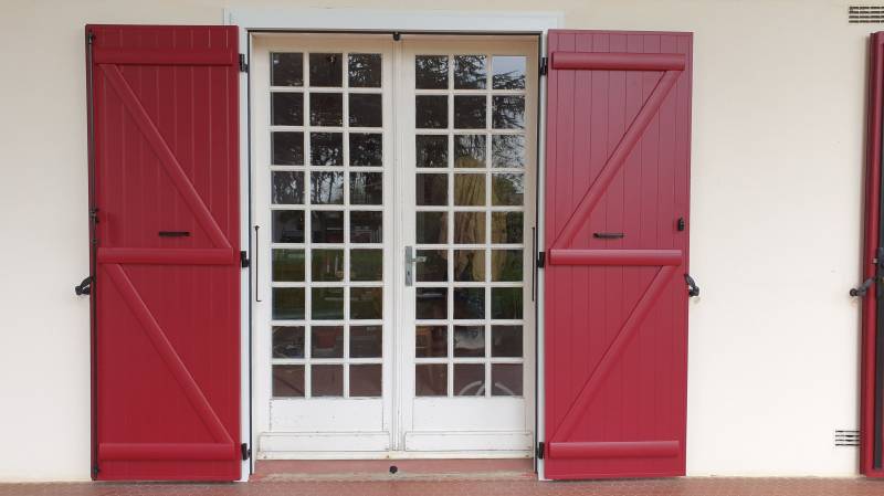 Volet rouge avec précadre blanc en aluminium à Saint Maixant près de Langon 33210