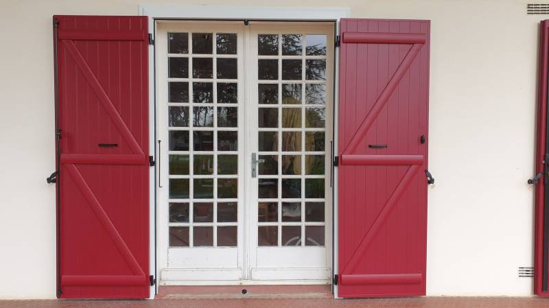 Volet rouge avec précadre blanc en aluminium à Saint Maixant près de Langon 33210