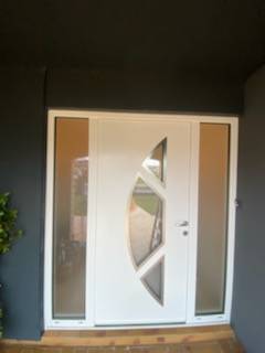 Porte d'entrée en aluminium avec 2 fixes latéraux avec vitrage sablé à Bazas 33430