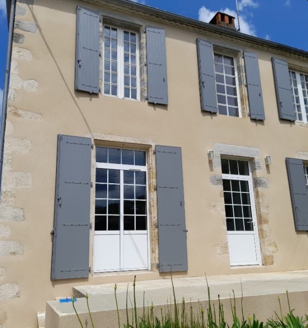 Photo volet aluminium gris et porte d'entrée en aluminium blanc