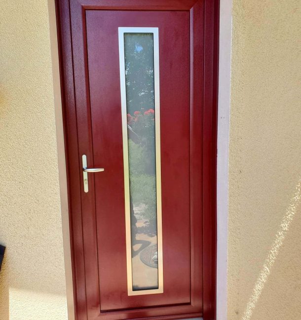 Porte d'entrée en PVC rouge